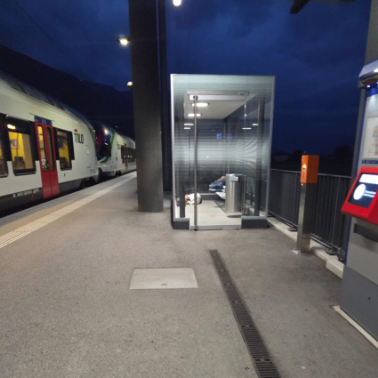 Dormono a terra e sulle panchine della stazione: «Succede da circa tre mesi»