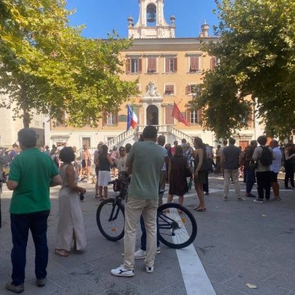 La terra trema in Toscana: gente in strada (ma la torre di Pisa è intatta)