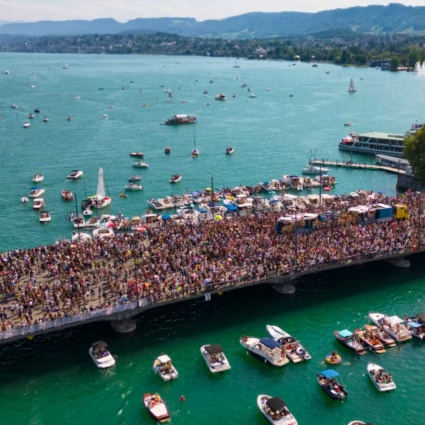 Street Parade: 33esima edizione al via fra sole e bagni di folla