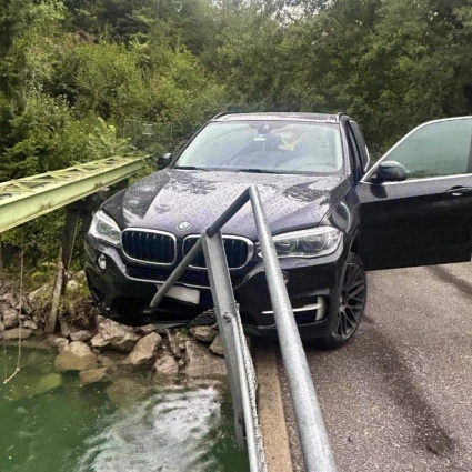 Tragedia sfiorata: auto sospesa nel vuoto