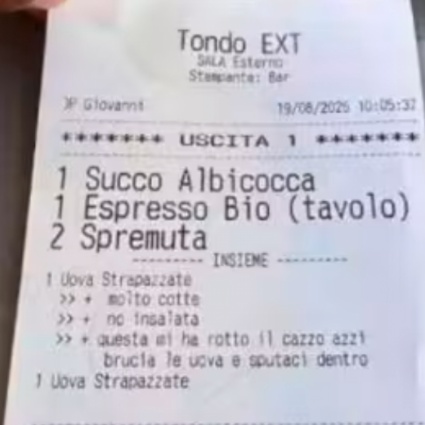 Sulla comanda batte "brucia le uova e sputaci dentro": perdonato il cameriere