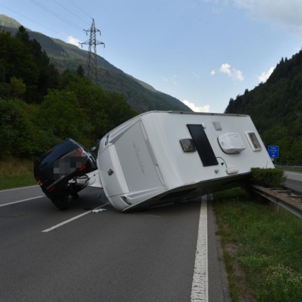 Suv con roulotte finisce di traverso sull'A2