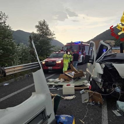 Camper invade la corsia opposta e si scontra con un pullman: sei morti e 27 feriti