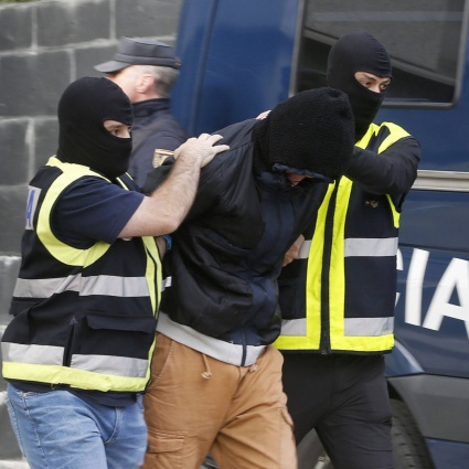 Terrorismo, arrestato 16enne in vacanza: trovati video e propaganda jihadista