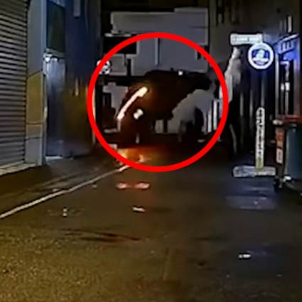 Tesla centra i dissuasori e si ribalta. Lo schianto ripreso dalla dashcam
