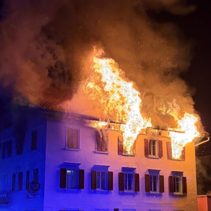 Terribile incendio in un edificio di Thusis: cinque persone risultano disperse