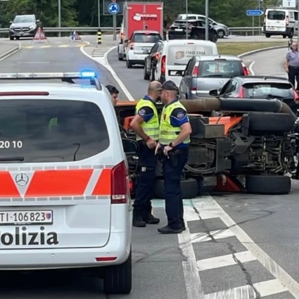Spazzatrice stradale si ribalta: chiusa la cantonale