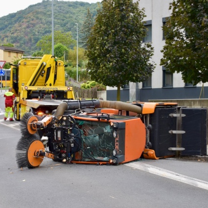 Spazzatrice stradale si ribalta: chiusa la cantonale