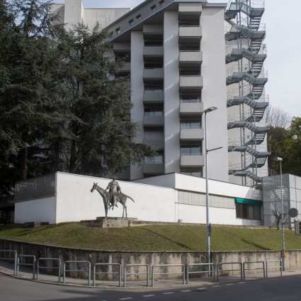 «Una fermata del bus più vicina alla Casa San Carlo e al Cimitero»