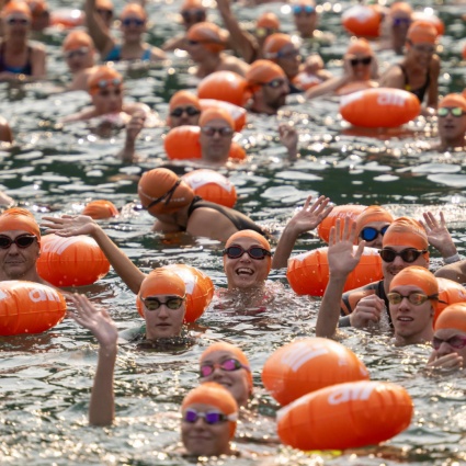 Traversata a nuoto per 850 partecipanti: «Il più anziano ha 81 anni»