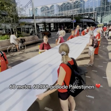 Uno striscione con 60'000 nomi delle vittime di Gaza