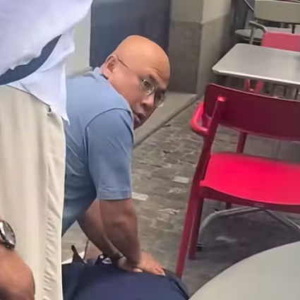 Uomo collassa in pieno centro città: un turista gli salva la vita