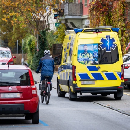 Urta una ciclista durante un sorpasso e la ferisce gravemente