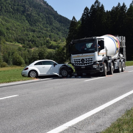 Scontro auto-camion, anziana ferita
