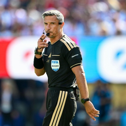 Quando l'arbitro ha chiesto a Messi di controllare Paredes
