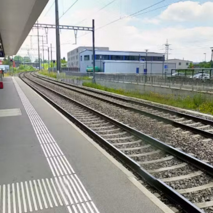 Spinto sui binari mentre passa il treno: illeso un 64enne