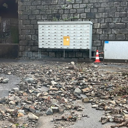 Forte pioggia, il riale esonda a Caviano: detriti sulla strada