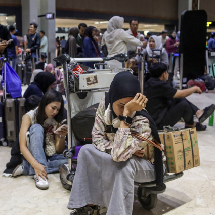 Erutta un vulcano, sei aeroporti bloccati in Indonesia