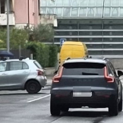 Gli ruba l’auto, lo insegue e il ladro fa un incidente... ma c'è di più