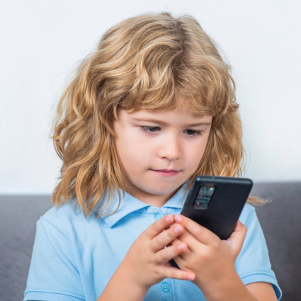 Allarme minori, abusi, social, suicidi: la chiamata a Telefono SOS Infanzia che può salvare una vita