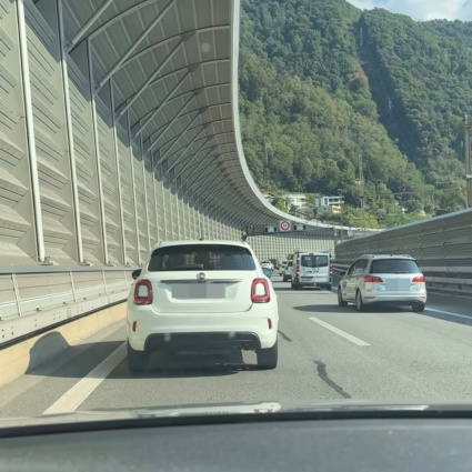 Alle 16 già tutti fermi sulla A2: la causa è un veicolo in avaria
