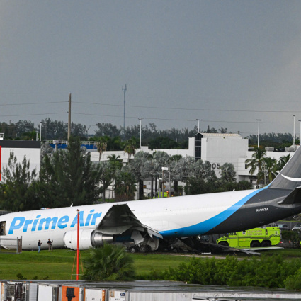 Un aereo cargo di Amazon finisce fuori pista a Miam: cinque morti