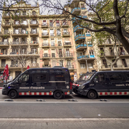 Da due anni vivevano con il suo cadavere sul letto