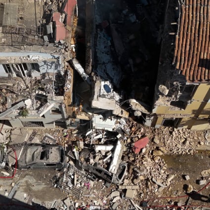 Prima l'esplosione, poi il crollo dell'edificio: sei persone disperse nel centro di Atene