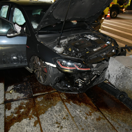 Auto finisce contro i blocchi di granito della piazza