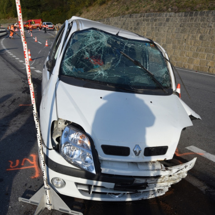 Prima lo schianto contro un muro, poi lo scontro con un'auto