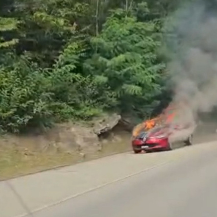 Auto in fiamme sulla cantonale