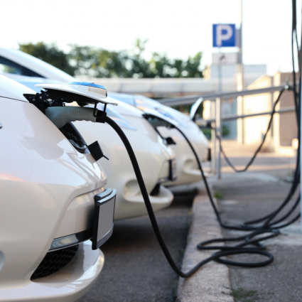 Benzina alle stelle, ma la Svizzera frena sulla svolta elettrica