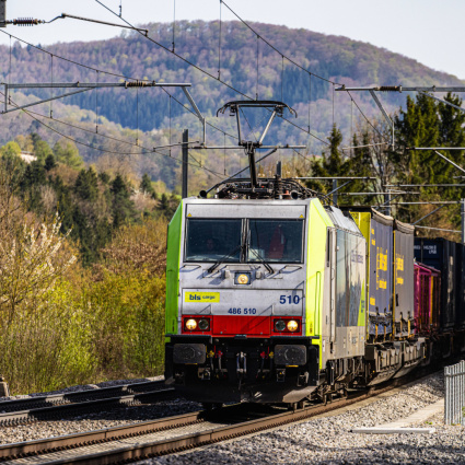 BLS taglia 40 posti, chiude centri viaggi e pulisce meno i treni