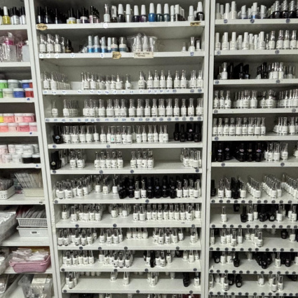 Botox e siringhe nel salone di bellezza, scatta il blitz