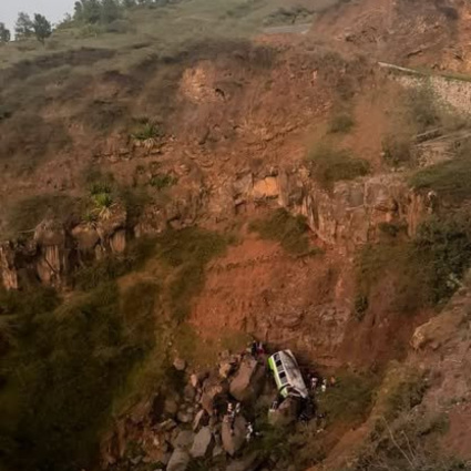 Terribile incidente in bus, almeno 24 morti. Si tratterebbe principalmente di bambini e adolescenti
