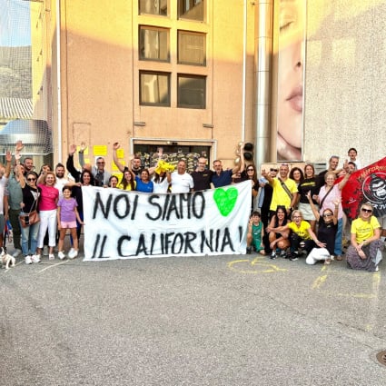 «Era la nostra seconda casa»: in 40 al sit-in per il California