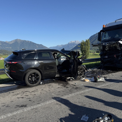 Auto contro camion, la vita di una donna è in pericolo
