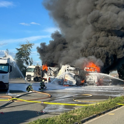 Camion prende fuoco in un'area di servizio: ferito un 55enne