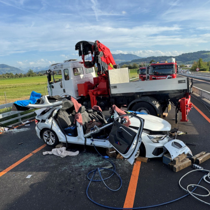 Camion travolge un'auto sull'A4: grave una 25enne