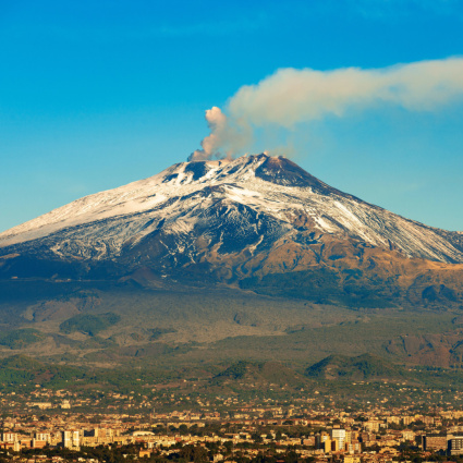 Etna, stop ai voli a Catania fino alle 12 di domani