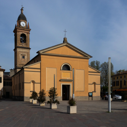 Un club per scambisti proprio davanti alla chiesa
