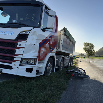 Ciclista di 84 anni muore nello scontro con un camion