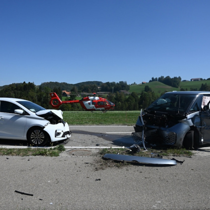 Collisione tra tre auto: grave un passeggero 46enne