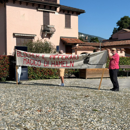 Con lo striscione contro Blocher: "Il pifferaio magico di Hameln"