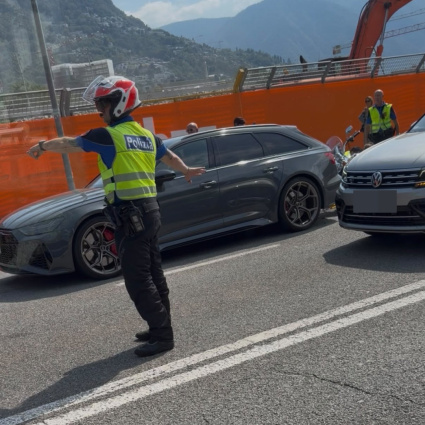 Cornaredo, moto resta schiacciata tra due auto