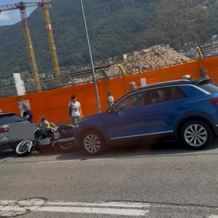 Cornaredo, moto resta schiacciata tra due auto