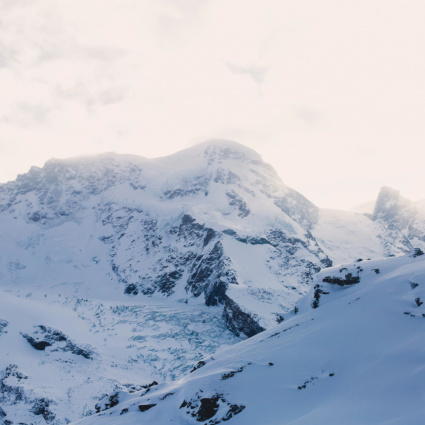 Monte Rosa, alpinista precipita per 25 metri in un crepaccio: ferito anche il compagno