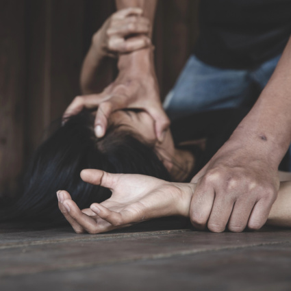 Medico tenta di strangolare una donna. E si giustifica: «Ero completamente ubriaco»