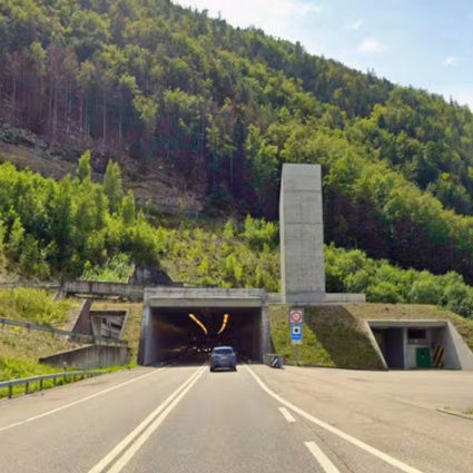 Frontale sull'A16: una donna morta e due feriti gravi