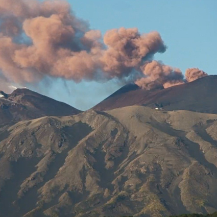 Nube alta 4 chilometri dall'Etna